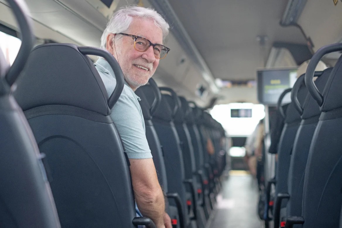 Seniorzy wsiadający do autobusu